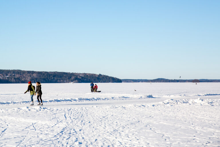 Vesijärven luistelureitti on kaikille luistelijoille yhteinen, niin perheen pienimmille kuin myös potkukelkkailijoille.