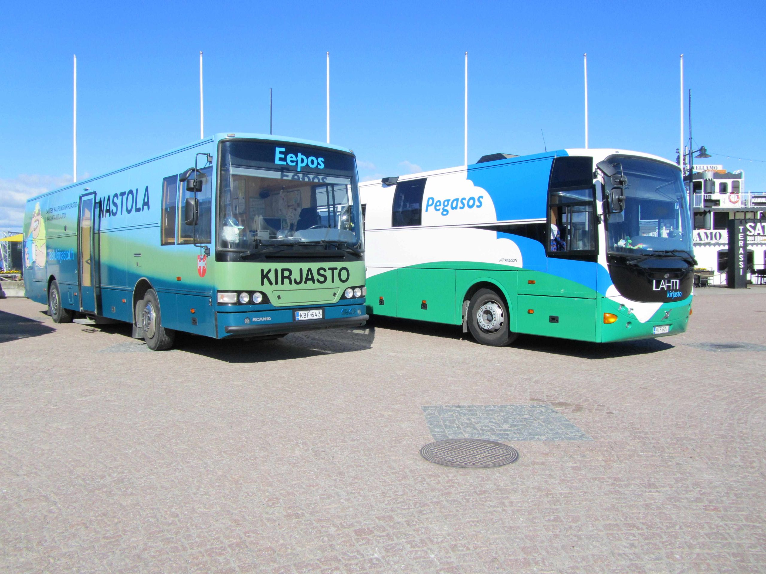 Kirjastoautot Eepos ja Pegasos edustamassa Lahden Satamassa.