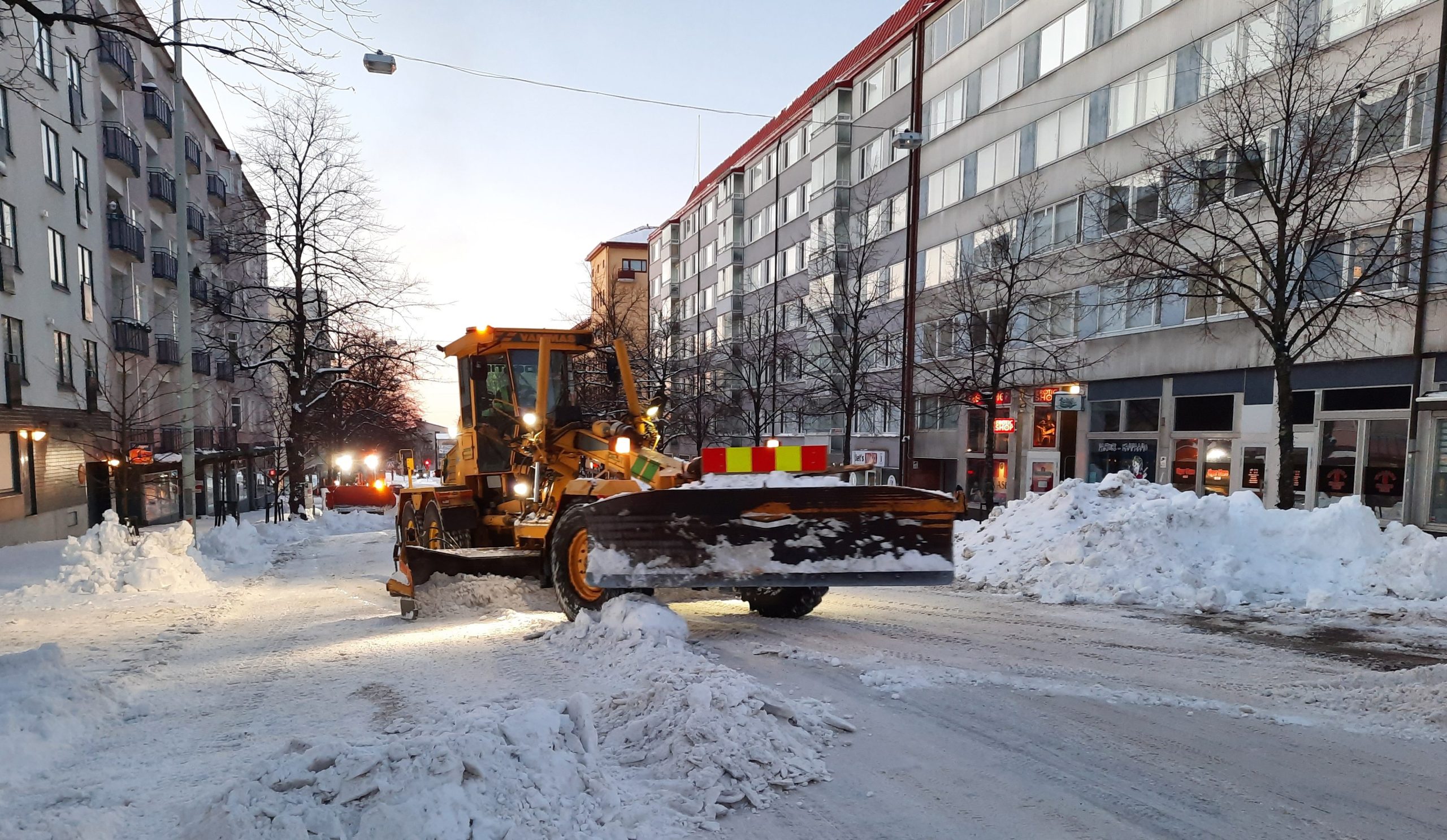 Muutoksia katujen talvikunnossa pitoon tulossa: aurauskalusto liikkeelle myöhemmin